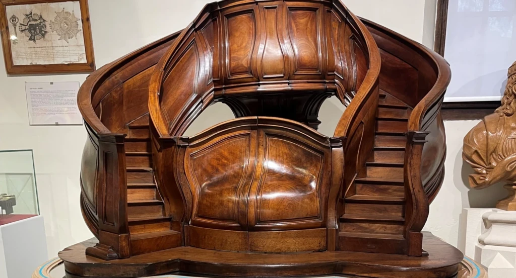 La chaire, dite de Montpellier, a retrouvé sa place dans le musée de Tours