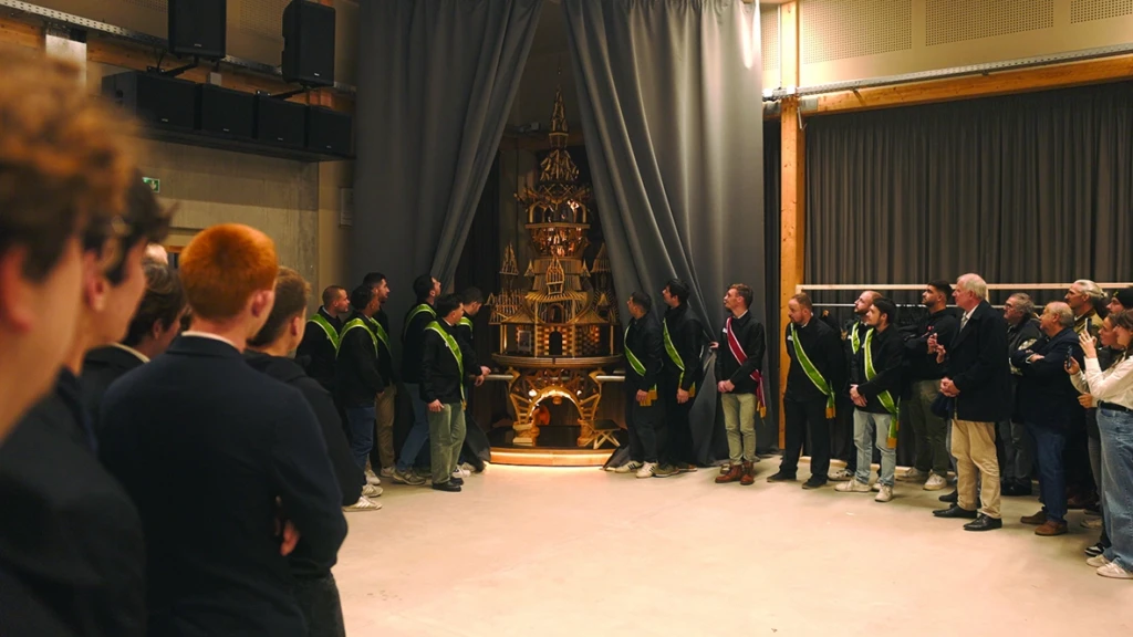 Un chef-d’œuvre collectif pour les 80 ans de la fusion des devoirs charpentiers